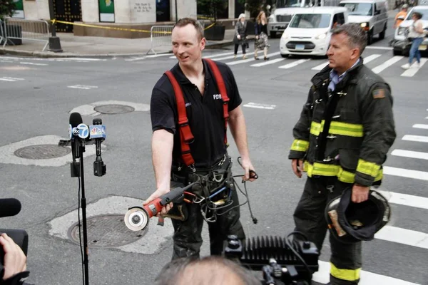 Deux Travailleurs Sauvés Une Chute Berceau Construction Sur Gratte Ciel — Photo