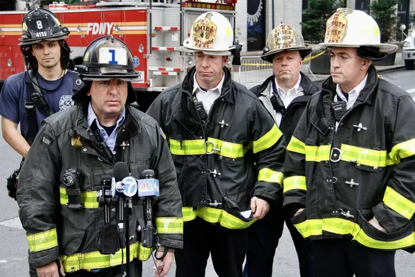 Two Workers Saved Falling Construction Cradle Skyscraper Fifth Avenue Front — Stock Photo, Image