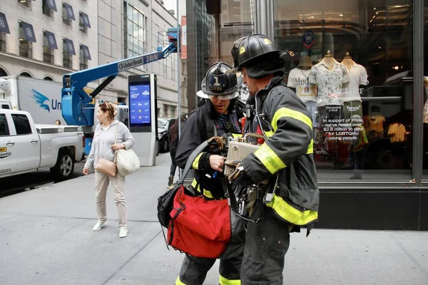 Two Workers Saved Falling Construction Cradle Skyscraper Fifth Avenue Front — Stock Photo, Image