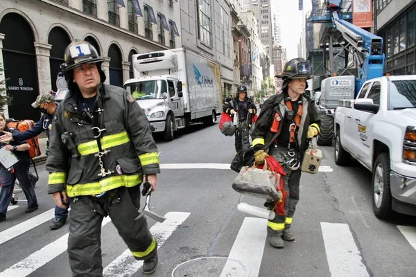 Двое Рабочих Спаслись Падения Строительной Колыбели Небоскребе Пятой Авеню Перед — стоковое фото