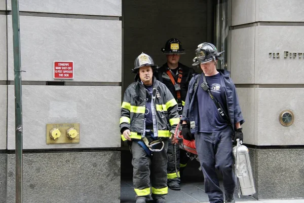 两名工人从特朗普塔前第五大街摩天大楼上倒塌的建筑摇篮中获救 2022年5月20日 美国纽约 两名工人被困在一幢即将倒塌在摩天大楼上的建筑摇篮里 — 图库照片