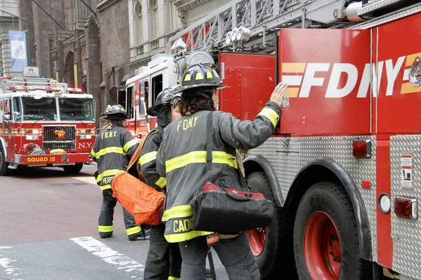 Two Workers Saved Falling Construction Cradle Skyscraper Fifth Avenue Front — Stock Photo, Image