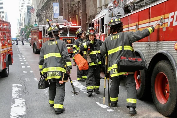 Trump Tower 'ın önündeki beşinci caddedeki bir gökdelende yıkılan bir inşaattan iki işçi kurtarıldı. 20 Mayıs 2022, New York, ABD: Bir gökdelene düşmek üzere olan bir inşaat beşiğinde mahsur kalan iki işçi