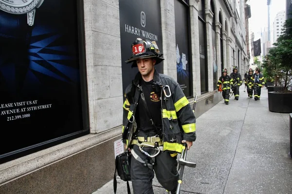 Trump Tower 'ın önündeki beşinci caddedeki bir gökdelende yıkılan bir inşaattan iki işçi kurtarıldı. 20 Mayıs 2022, New York, ABD: Bir gökdelene düşmek üzere olan bir inşaat beşiğinde mahsur kalan iki işçi