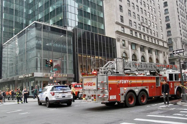 Trump Tower 'ın önündeki beşinci caddedeki bir gökdelende yıkılan bir inşaattan iki işçi kurtarıldı. 20 Mayıs 2022, New York, ABD: Bir gökdelene düşmek üzere olan bir inşaat beşiğinde mahsur kalan iki işçi