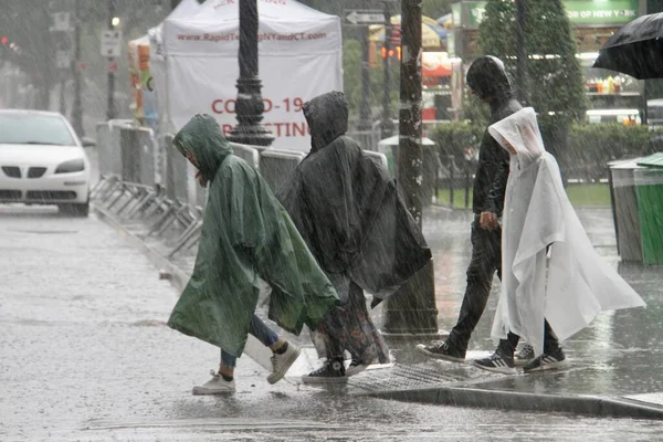 Une Pluie Abondante Surprise Pris Les New Yorkais Dépourvu Mai — Photo