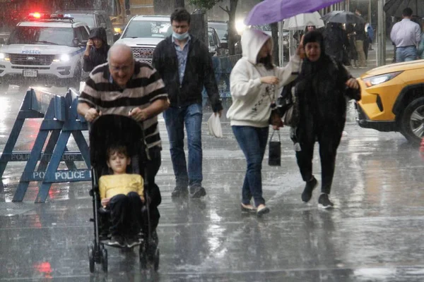 Une Pluie Abondante Surprise Pris Les New Yorkais Dépourvu Mai — Photo