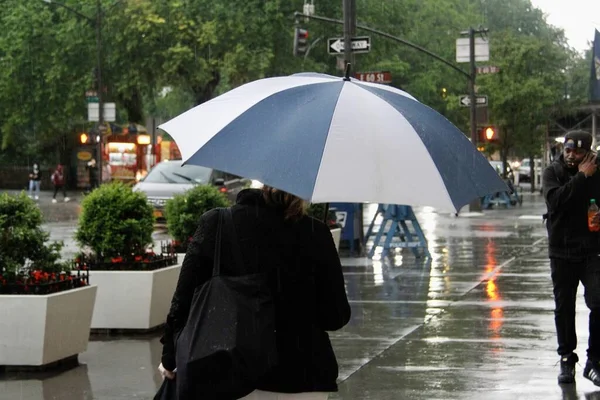 Une Pluie Abondante Surprise Pris Les New Yorkais Dépourvu Mai — Photo