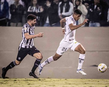 Brezilya Futbol Şampiyonası: Santos Ceara 'ya karşı. 21 Mayıs 2022, Barueri, Sao Paulo, Brezilya: 21 Mayıs Cumartesi günü Sao Paulo 'daki Arena Barueri Stadyumu' nda düzenlenen Brezilya Futbol Şampiyonası 'nın 7. turu için geçerli olan Santos ve Ceara arasındaki futbol maçı). 