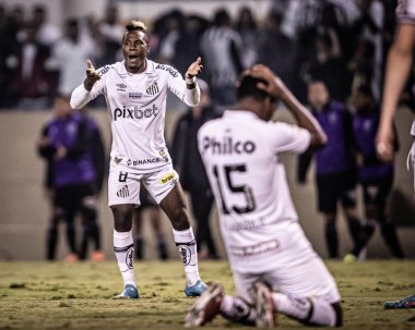 Brezilya Futbol Şampiyonası: Santos Ceara 'ya karşı. 21 Mayıs 2022, Barueri, Sao Paulo, Brezilya: 21 Mayıs Cumartesi günü Sao Paulo 'daki Arena Barueri Stadyumu' nda düzenlenen Brezilya Futbol Şampiyonası 'nın 7. turu için geçerli olan Santos ve Ceara arasındaki futbol maçı). 