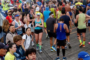 21 Mayıs 2022, Brooklyn, New York, ABD: Brooklyn Yarı Maratonu, Prospect Park 'ta başlayan ve Coney Island' da biten üç yıllık aradan sonra bu yıl geri döndü. 13.1 millik yarışa yaklaşık 22 bin koşucunun katılması bekleniyor.