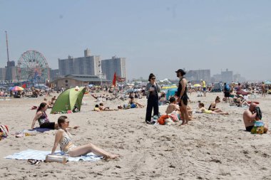 Kalabalık ve sıcak Coney Adası Sahili. 21 Mayıs 2022, Brooklyn, New York, ABD: Coney Adası plajı, Brooklyn 'deki bahar mevsiminde sıcak havadan faydalanan çocuklar da dahil olmak üzere birçok banyocuyla doludur.