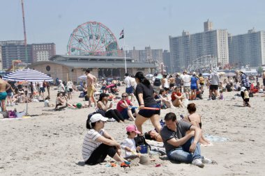 Kalabalık ve sıcak Coney Adası Sahili. 21 Mayıs 2022, Brooklyn, New York, ABD: Coney Adası plajı, Brooklyn 'deki bahar mevsiminde sıcak havadan faydalanan çocuklar da dahil olmak üzere birçok banyocuyla doludur.