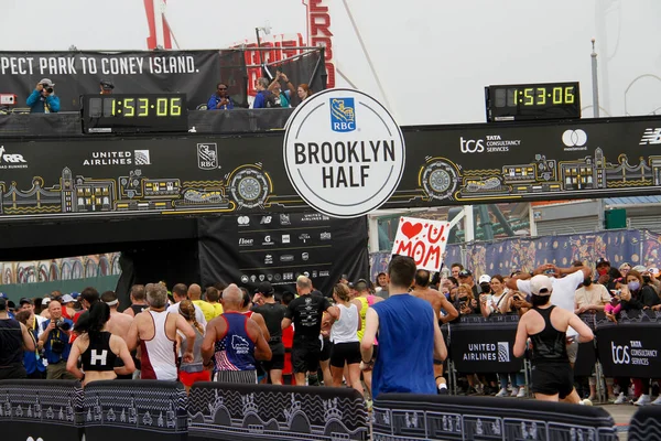 2022年5月21日 ニューヨーク州ブルックリン ブルックリン ハーフ マラソンは プロスペクト パークからコニーアイランドで3年ぶりに開催されます 約2万2千人のランナーが13 1マイルレースに参加する予定です — ストック写真