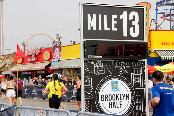 2022年5月21日 ニューヨーク州ブルックリン ブルックリン ハーフ マラソンは プロスペクト パークからコニーアイランドで3年ぶりに開催されます 約2万2千人のランナーが13 1マイルレースに参加する予定です — ストック写真