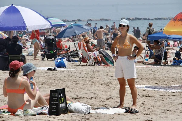 Zsúfolt Meleg Coney Island Beach Május 2022 Brooklyn New York — Stock Fotó