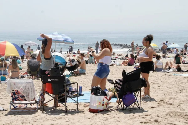 Zsúfolt Meleg Coney Island Beach Május 2022 Brooklyn New York — Stock Fotó