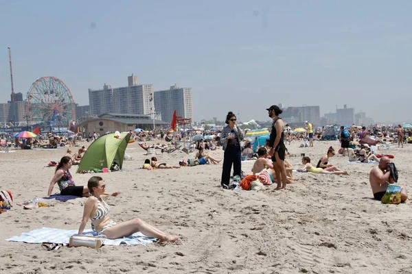 Zsúfolt Meleg Coney Island Beach Május 2022 Brooklyn New York — Stock Fotó