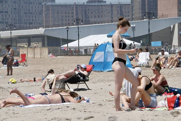 Crowded Warm Coney Island Beach Mayo 2022 Brooklyn Nueva York — Foto de Stock
