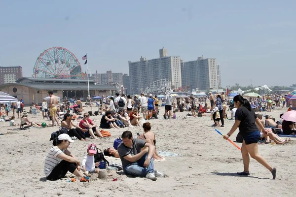 붐비는 코니아일랜드 2022 브루클린 아일랜드 해변에는 목욕하는 사람들이 — 스톡 사진