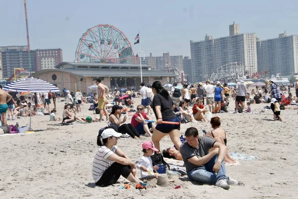 붐비는 코니아일랜드 2022 브루클린 아일랜드 해변에는 목욕하는 사람들이 — 스톡 사진