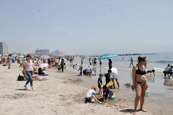 Zsúfolt Meleg Coney Island Beach Május 2022 Brooklyn New York — Stock Fotó