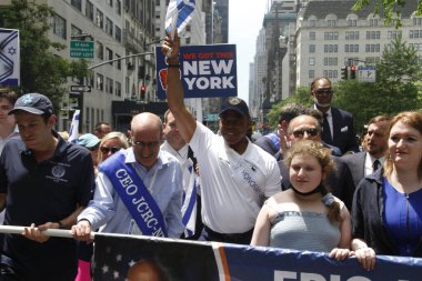 New York Belediye Başkanı Eric Adams ve İsrail Geçit Töreni 2022 'nin konukları. 22 Mayıs 2022, New York, ABD: New York Belediye Başkanı, Eric Adams İsrail Geçit Töreni 2022. 2022 İsrail Geçit Töreni 'ne 40 binden fazla yürüyüşçünün katılması bekleniyor.