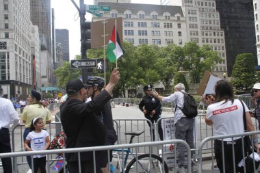 Filistinliler İsrail Geçit Töreni 2022 'de İsraillileri protesto etti. 22 Mayıs 2022, New York, ABD: İsrail Geçit Töreni 'nde Filistinliler ve İsrailliler arasında bir protesto ve çatışma. 40.000 'den fazla yürüyüşçü bekleniyor.