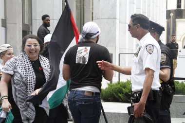 Filistinliler İsrail Geçit Töreni 2022 'de İsraillileri protesto etti. 22 Mayıs 2022, New York, ABD: İsrail Geçit Töreni 'nde Filistinliler ve İsrailliler arasında bir protesto ve çatışma. 40.000 'den fazla yürüyüşçü bekleniyor.