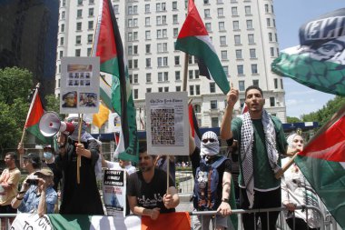 Filistinliler İsrail Geçit Töreni 2022 'de İsraillileri protesto etti. 22 Mayıs 2022, New York, ABD: İsrail Geçit Töreni 'nde Filistinliler ve İsrailliler arasında bir protesto ve çatışma. 40.000 'den fazla yürüyüşçü bekleniyor.