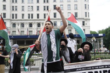 Filistinliler İsrail Geçit Töreni 2022 'de İsraillileri protesto etti. 22 Mayıs 2022, New York, ABD: İsrail Geçit Töreni 'nde Filistinliler ve İsrailliler arasında bir protesto ve çatışma. 40.000 'den fazla yürüyüşçü bekleniyor.