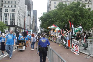 Filistinliler İsrail Geçit Töreni 2022 'de İsraillileri protesto etti. 22 Mayıs 2022, New York, ABD: İsrail Geçit Töreni 'nde Filistinliler ve İsrailliler arasında bir protesto ve çatışma. 40.000 'den fazla yürüyüşçü bekleniyor.