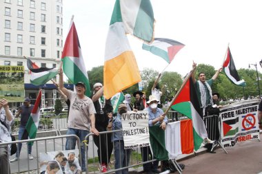 Filistinliler İsrail Geçit Töreni 2022 'de İsraillileri protesto etti. 22 Mayıs 2022, New York, ABD: İsrail Geçit Töreni 'nde Filistinliler ve İsrailliler arasında bir protesto ve çatışma. 40.000 'den fazla yürüyüşçü bekleniyor.