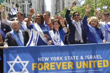 New York Valisi Kathy Hochul ve İsrail Geçit Töreni 2022 'nin konukları. 22 Mayıs 2022, New York, ABD: New York valisi Kathy Hochul, New York başsavcıları Letitia James, ABD kongre üyesi Jerry Nadler ve İsrail 'deki diğer konuklar
