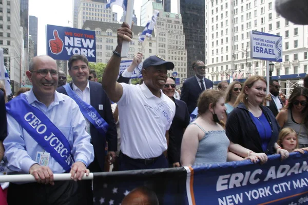 ニューヨーク市長エリック アダムスとイスラエルパレード2022のゲスト 2022年5月22日 ニューヨーク市長エリック アダムズがイスラエル パレード2022に参加 イスラエルパレード2022では4万人以上の行進者が出ると予想されています — ストック写真