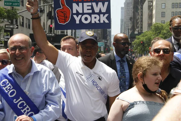ニューヨーク市長エリック アダムスとイスラエルパレード2022のゲスト 2022年5月22日 ニューヨーク市長エリック アダムズがイスラエル パレード2022に参加 イスラエルパレード2022では4万人以上の行進者が出ると予想されています — ストック写真