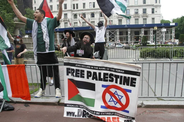 パレスチナ人はイスラエルパレード2022でイスラエルに抗議する 2022年5月22日 ニューヨーク イスラエルパレード2022においてパレスチナ人とイスラエル人の抗議と衝突 4万人以上の行進者が見込まれています — ストック写真