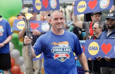 ABC Günaydın Amerika programında 2022 Özel Olimpiyatlar için Meşale Koşusu Son Bacak. 24 Mayıs 2022, New York, ABD: 2022 Özel Olimpiyatlar için Meşale Çalıştırma Son Bacağı)