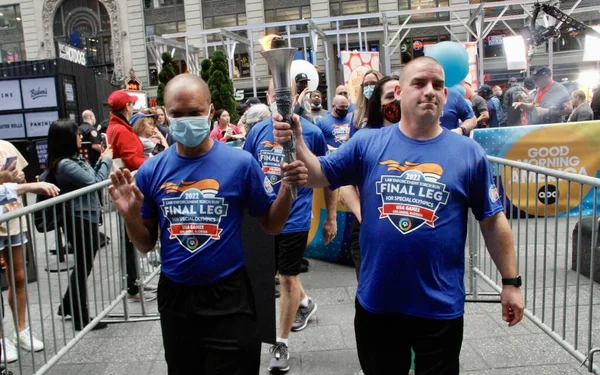 ABC Günaydın Amerika programında 2022 Özel Olimpiyatlar için Meşale Koşusu Son Bacak. 24 Mayıs 2022, New York, ABD: 2022 Özel Olimpiyatlar için Meşale Çalıştırma Son Bacağı)