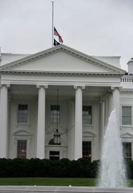 Bayraklar Teksas İlköğretim Okulu 'nda vurularak öldürülen kurbanlar için Beyaz Saray' daki personelin yarısını indirdi. 25 Mayıs 2022, Washington DC, Maryland, ABD