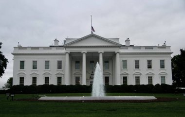 Bayraklar Teksas İlköğretim Okulu 'nda vurularak öldürülen kurbanlar için Beyaz Saray' daki personelin yarısını indirdi. 25 Mayıs 2022, Washington DC, Maryland, ABD