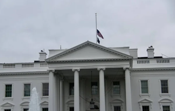 在得克萨斯州小学枪击案中遇难人员的问题上 美国国旗在白宫降下了半旗 2022年5月25日 美国马里兰州华盛顿特区 — 图库照片