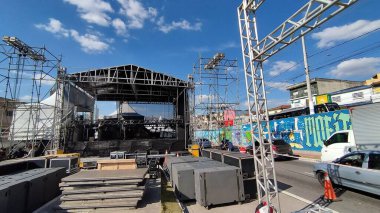 Sao Paulo 'da Virada Cultura için M' boi Mirim sahne kurulumu. 27 Mayıs 2022, Sao Paulo, Brezilya: 27 Mayıs Cuma günü Sao Paulo 'da Luiz Gushiken Bulvarı' ndaki M 'Boi Mirim' in montajı, halihazırda caddenin bir kısmını kapatıyor.).