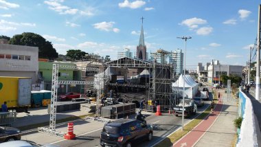 Sao Paulo 'da Virada Cultura için M' boi Mirim sahne kurulumu. 27 Mayıs 2022, Sao Paulo, Brezilya: 27 Mayıs Cuma günü Sao Paulo 'da Luiz Gushiken Bulvarı' ndaki M 'Boi Mirim' in montajı, halihazırda caddenin bir kısmını kapatıyor.).