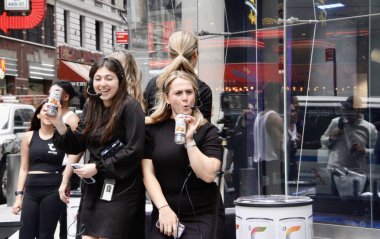Celsius Live Fit Nasdaq 'da 5 yılı kutluyor. 27 Mayıs 2022, New York, ABD: Enerji içeceği şirketi Celsius Live Fit, Nasdaq 'ta bazı personelin tezahüratı ve enerji içeceklerini geciktirmesiyle 5 yıl kutluyor 