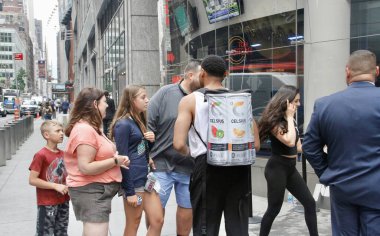 Celsius Live Fit Nasdaq 'da 5 yılı kutluyor. 27 Mayıs 2022, New York, ABD: Enerji içeceği şirketi Celsius Live Fit, Nasdaq 'ta bazı personelin tezahüratı ve enerji içeceklerini geciktirmesiyle 5 yıl kutluyor 