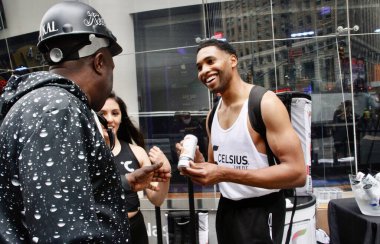 Celsius Live Fit Nasdaq 'da 5 yılı kutluyor. 27 Mayıs 2022, New York, ABD: Enerji içeceği şirketi Celsius Live Fit, Nasdaq 'ta bazı personelin tezahüratı ve enerji içeceklerini geciktirmesiyle 5 yıl kutluyor 