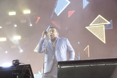 (Curitiba Country Festivali 'nde Raca Negra grubunun gösterisi. 28 Mayıs 2022 'de Pinhais, Curitiba, Brezilya: Expotrade Kongre Merkezi' nde düzenlenen Curitiba Country Müzik Festivali sırasında vokalist Luiz Carlos liderliğindeki Raca Negra grubu tarafından gösterildi.