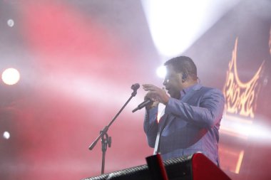 (Curitiba Country Festivali 'nde Raca Negra grubunun gösterisi. 28 Mayıs 2022 'de Pinhais, Curitiba, Brezilya: Expotrade Kongre Merkezi' nde düzenlenen Curitiba Country Müzik Festivali sırasında vokalist Luiz Carlos liderliğindeki Raca Negra grubu tarafından gösterildi.