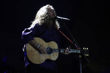 Şarkıcı Vitor Kley, Virada Cultura (Kültür Dönüşü) sırasında Viaduto do Cha sahnesinde performans sergiliyor. 28 Mayıs. 2022, Sao Paulo, Brezilya: Şarkıcı Vitor Kley, Sao Paulo şehir merkezindeki Viaduto do Cha sahnesinde sahne aldı.